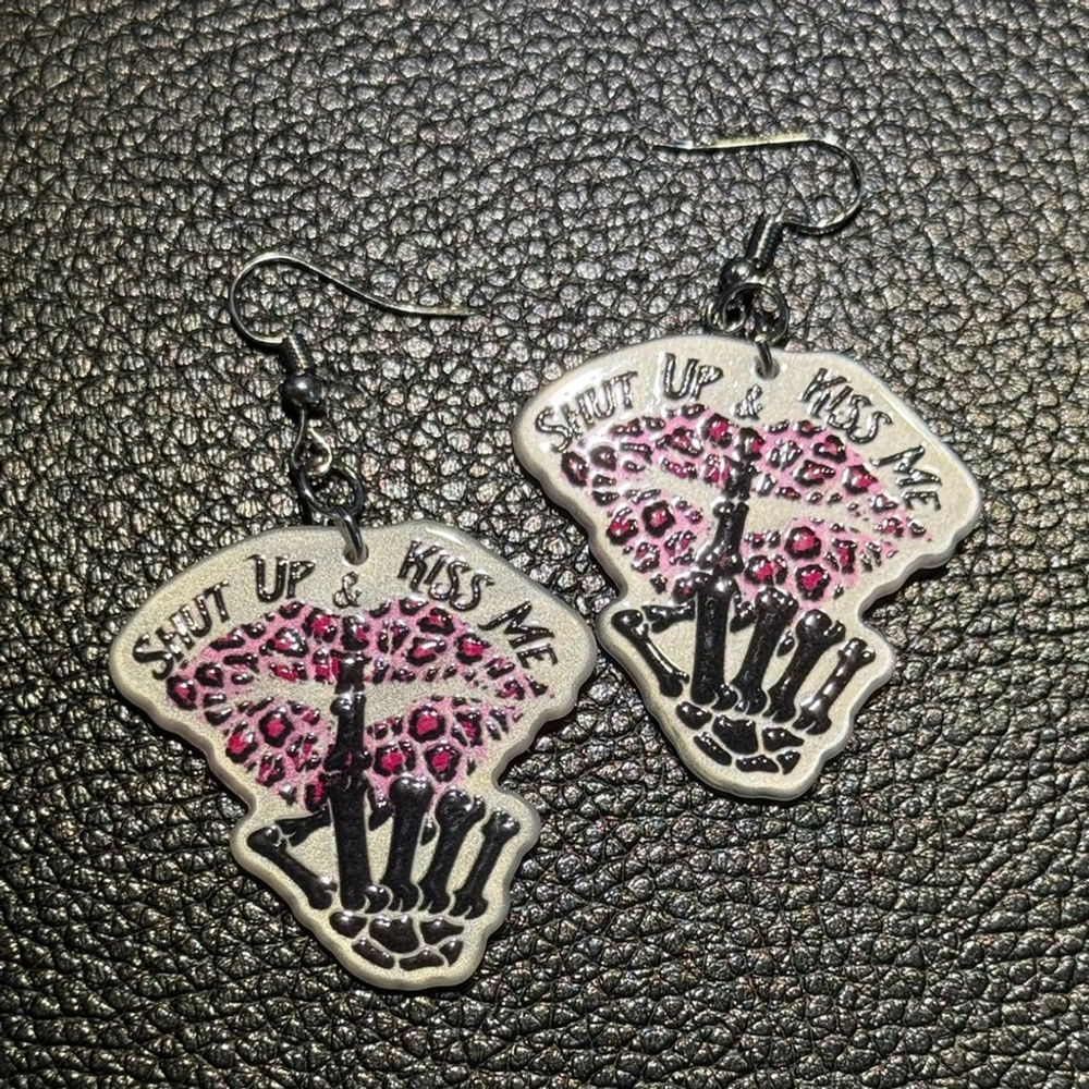 Skeleton Hand Earrings with Pink Leopard Lips NEW - Picture 2 of 3